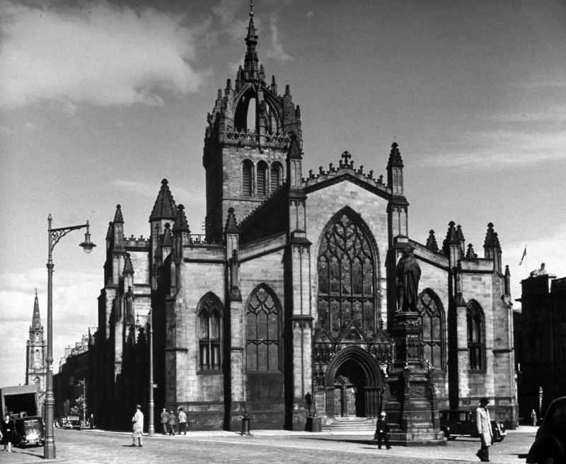 #21 St. Giles Church was where Knox preached. Near it, in a now-vanished yard, he may be buried. Nearby also stood Tollbooth Prison (Scott’s Heart of Midlothian).