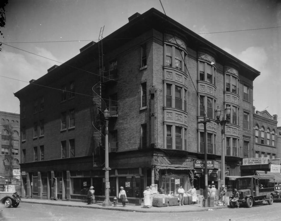 #189 View of a four-story brick building at the corner of 700 N. Lucas and 600 W. 6th St., 1925