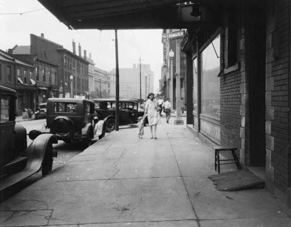 #68 View of the SW corner of 14th St. & Chestnut St., with the Municipal Courts Building visible, 1925