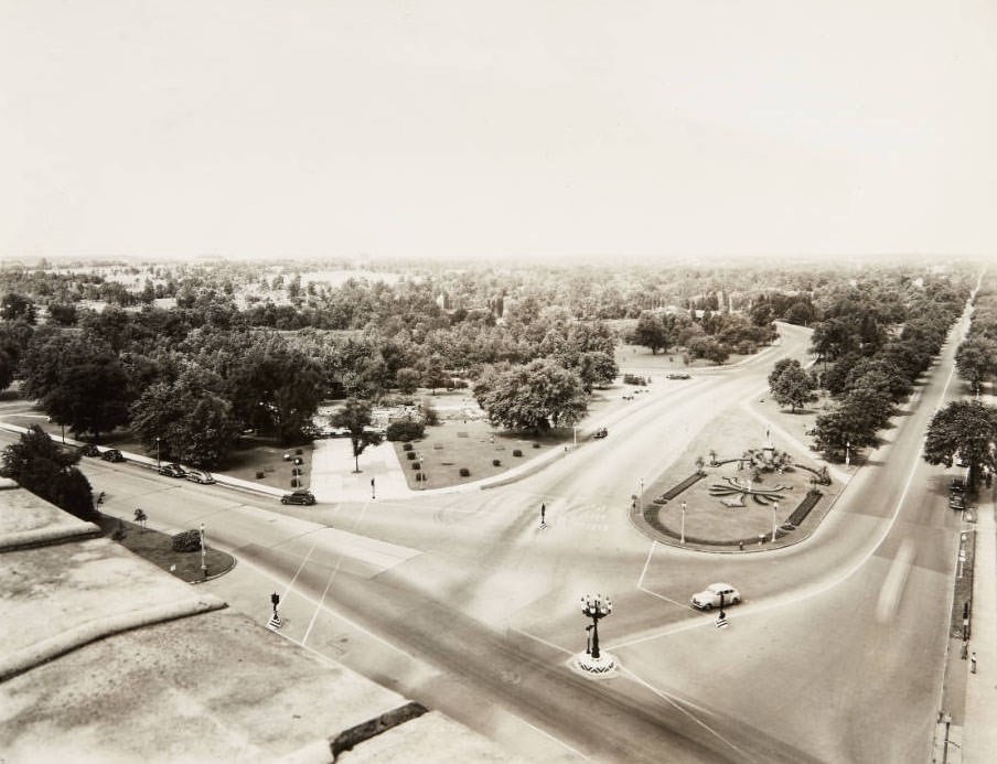 #3 Entrance to Forest Park at Lindell and Kingshighway, 1943.
