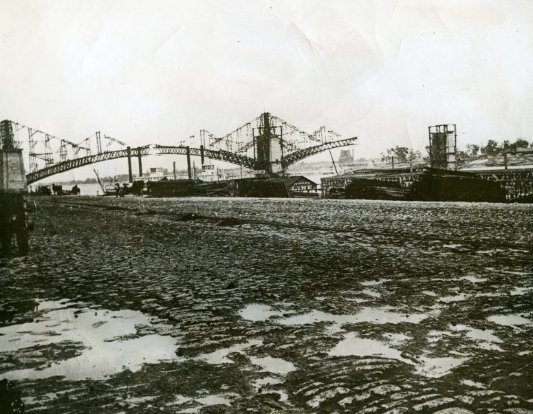 #125 The Progress of Eads Bridge, 1949