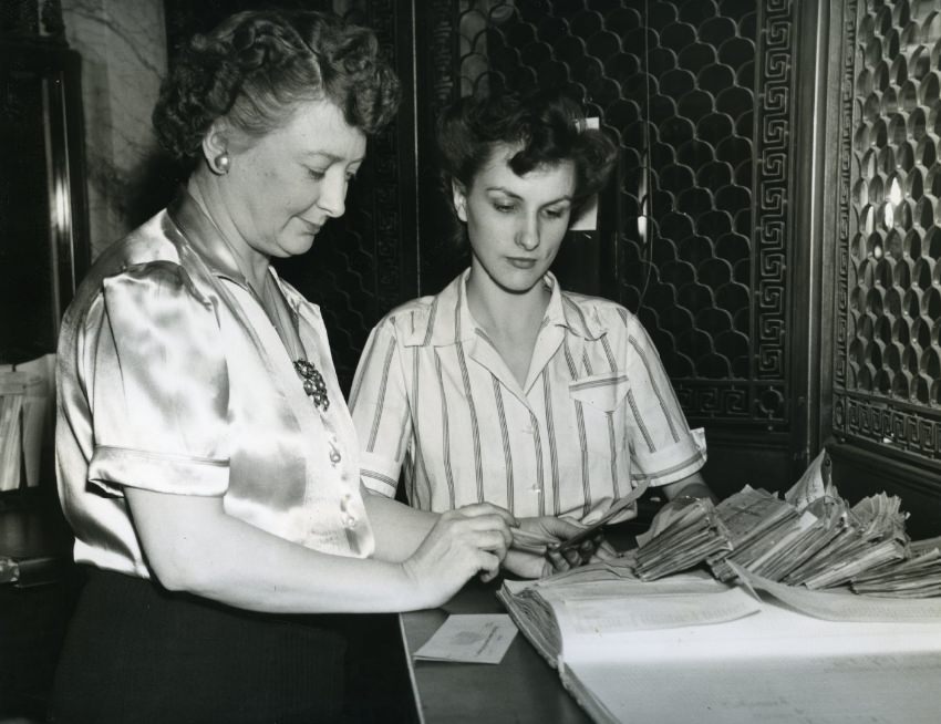 #36 Teller at Mercantile Commerce Bank and Trust Company showing a new employee how to sort canceled checks, 1943.
