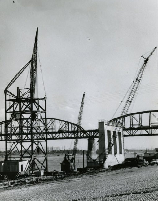 #94 Poplar Street Bridge Attraction, 1960