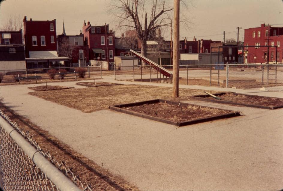 #117 Fremont Park, Details (formerly Pontiac Central Park), 1977