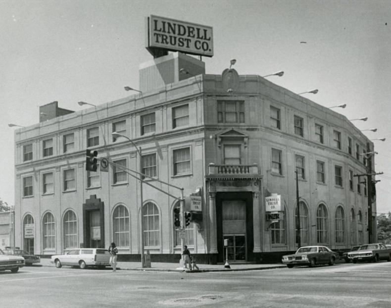 #22 Lindell Trust Co. Bank, 1975