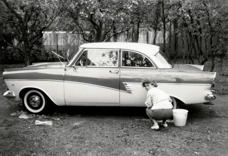 #37 Ford Taunus 17 M de Luxe, washing the family car, 1958