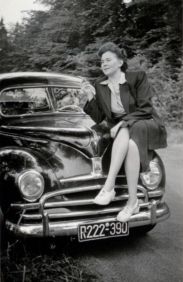 #4 Ford Taunus de Luxe, Düsseldorf, Germany, July 1951