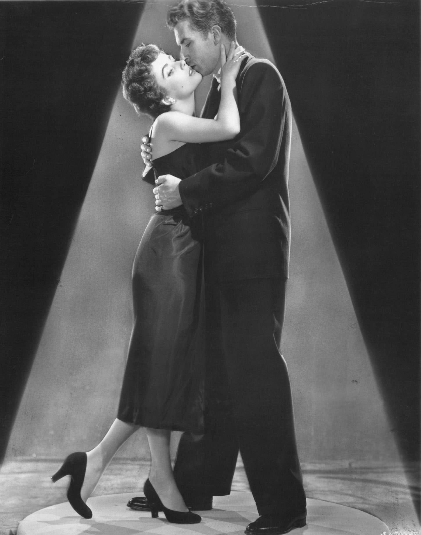 Elizabeth Taylor and Fernando Lamas embrace in a scene from ‘Girl Who Had Everything’ (1953).