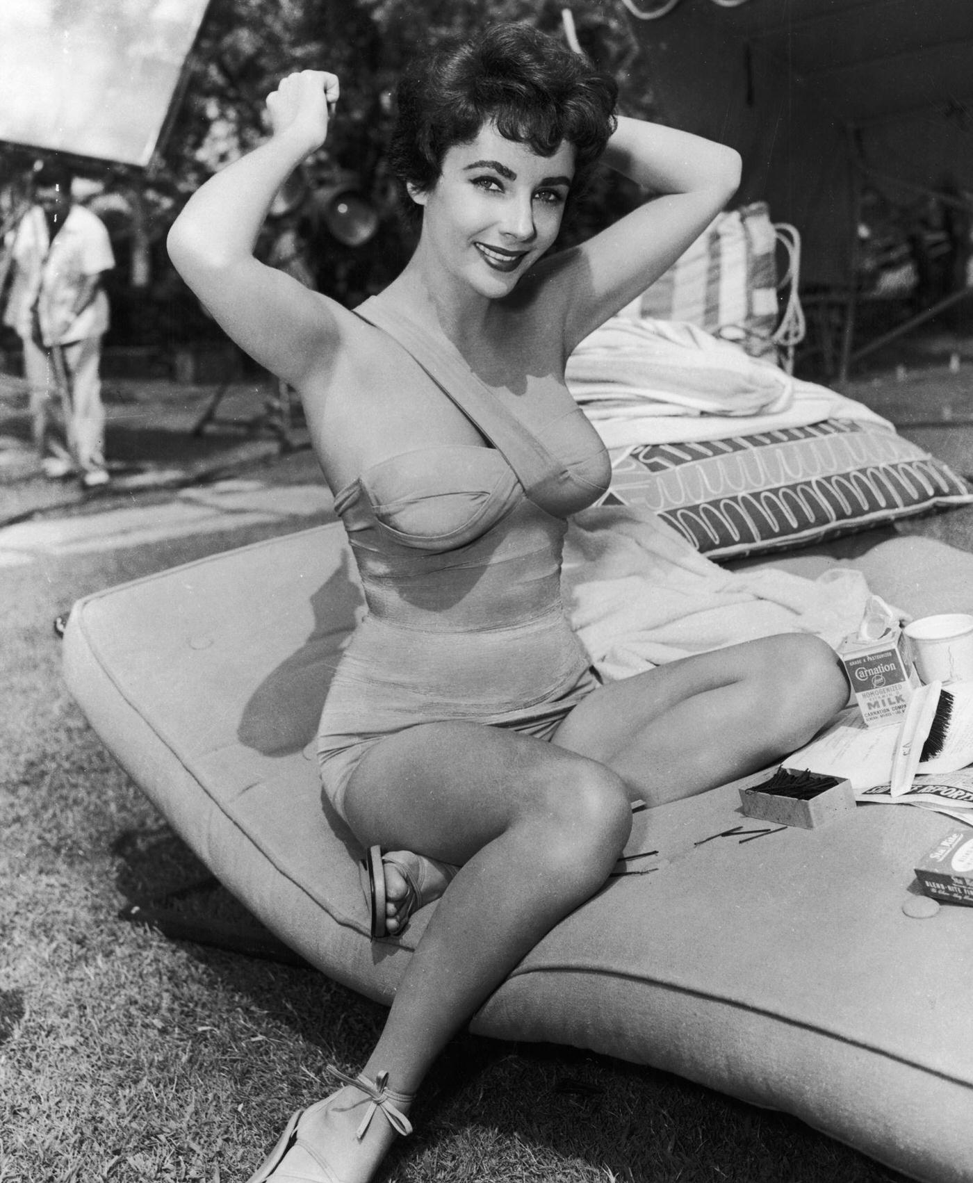 1953: Elizabeth Taylor combing her hair on the set of ‘The Girl Who Had Everything’, surrounded by toilets.