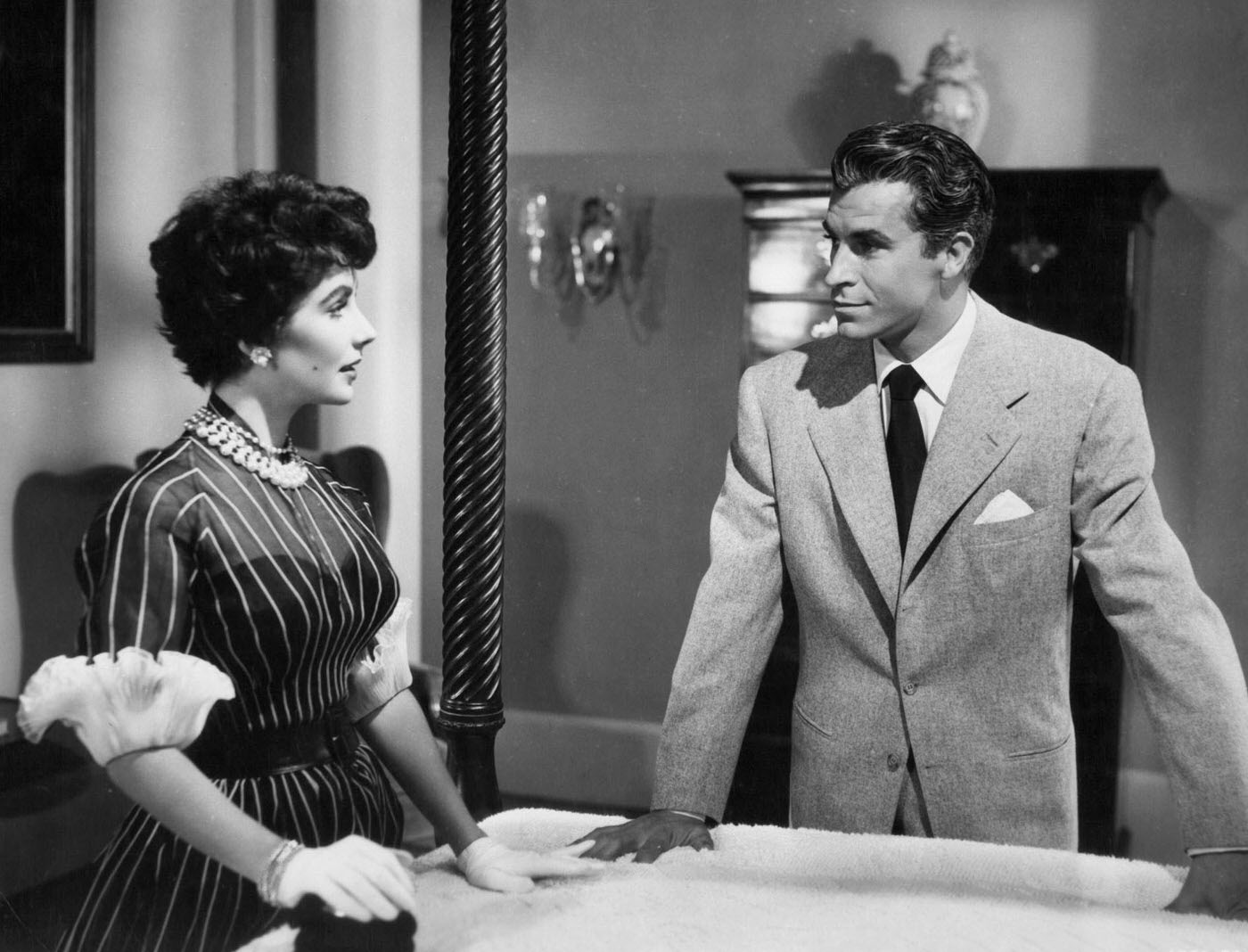 Elizabeth Taylor shows Fernando Lamas around the house he’s just purchased in a scene from ‘Girl Who Had Everything’ (1953).