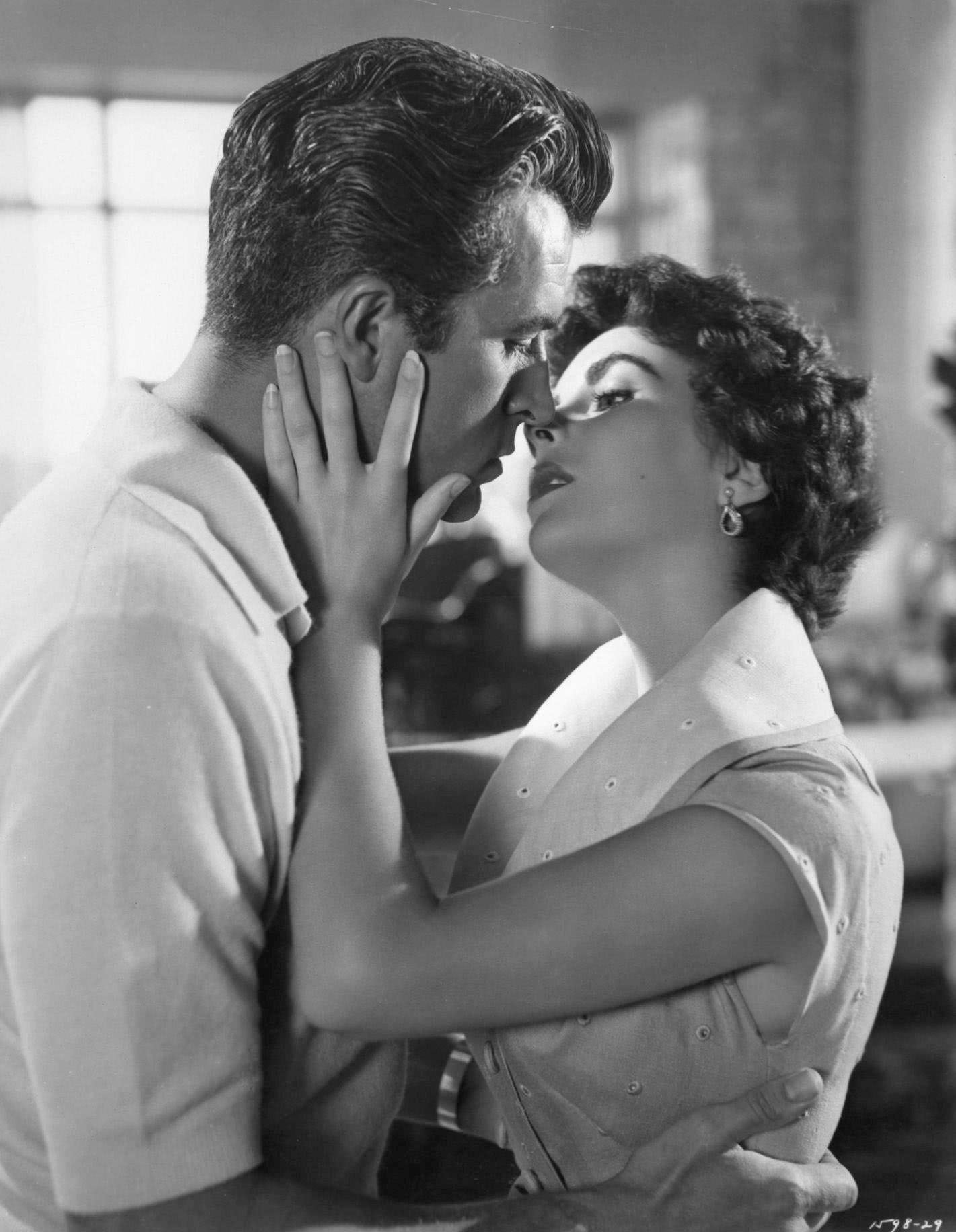 Fernando Lamas and Elizabeth Taylor about to kiss in a scene from ‘Girl Who Had Everything’ (1953).