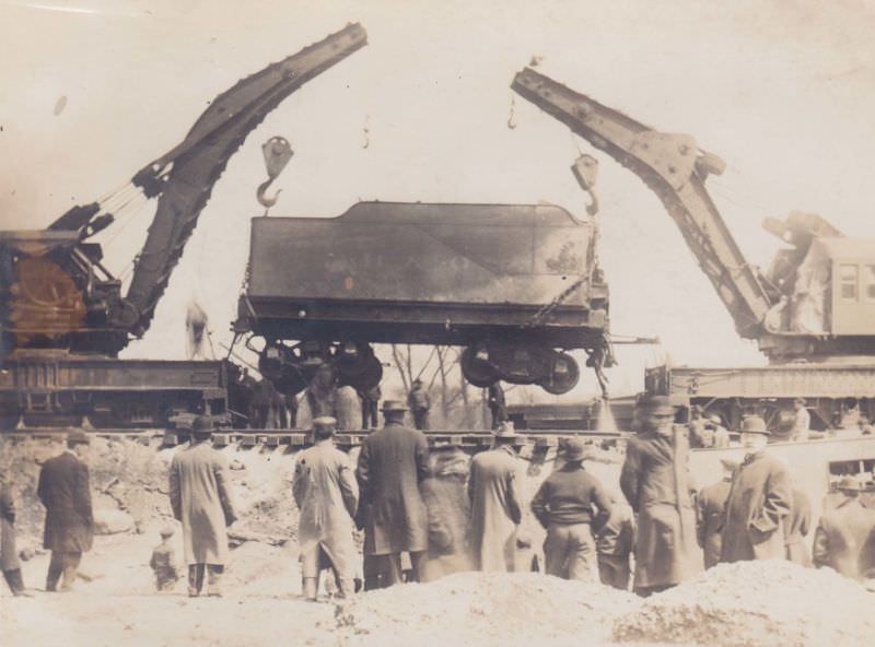 #26 Lifting train, Massillon, Ohio, 1913