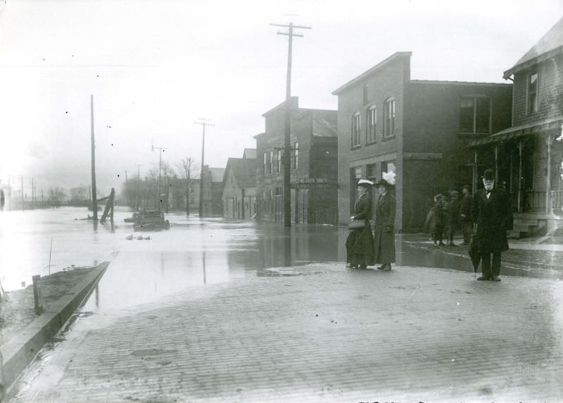#31 Meuser Pianos, Massillon Storage Co., Massillon, Ohio, 1913