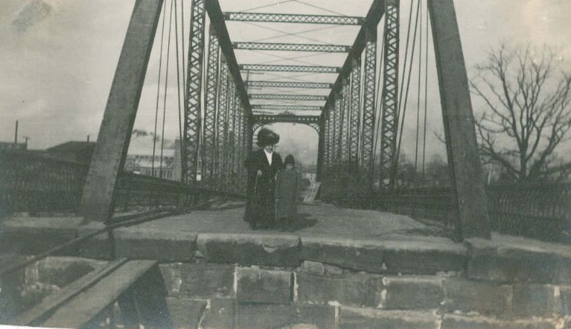 #32 On the bridge, Massillon, Ohio, 1913