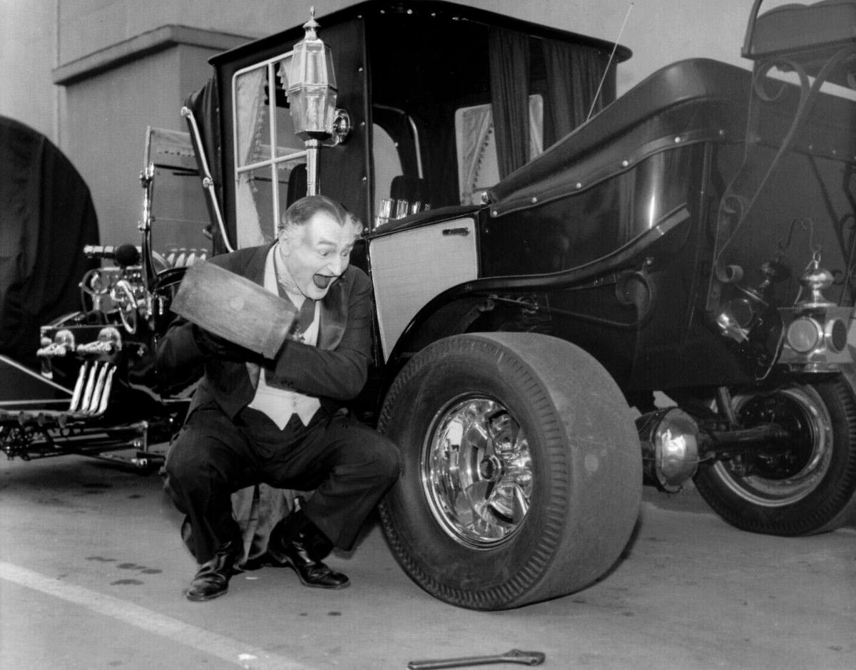 Behind the Scenes of ‘The Munsters’: Photos that Unveil the Enchanting World of the Iconic TV Show