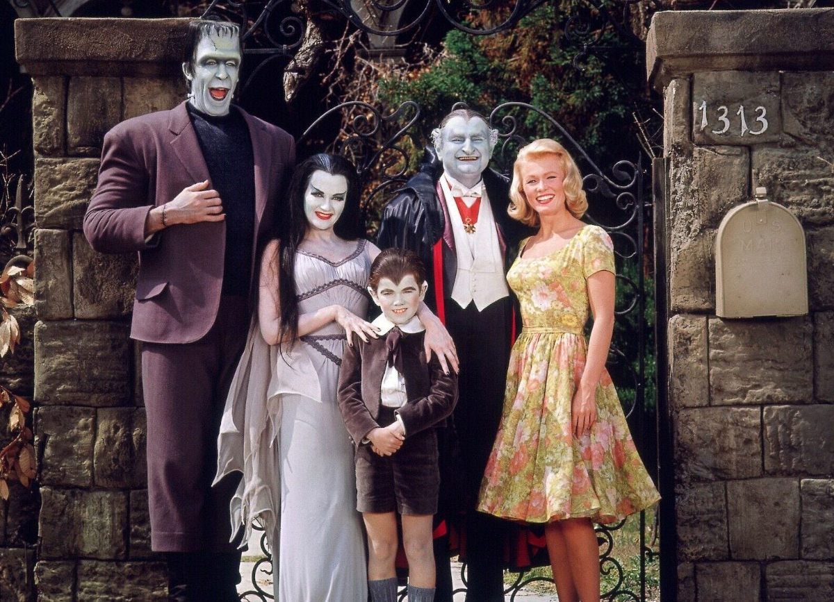 Behind the Scenes of ‘The Munsters’: Photos that Unveil the Enchanting World of the Iconic TV Show