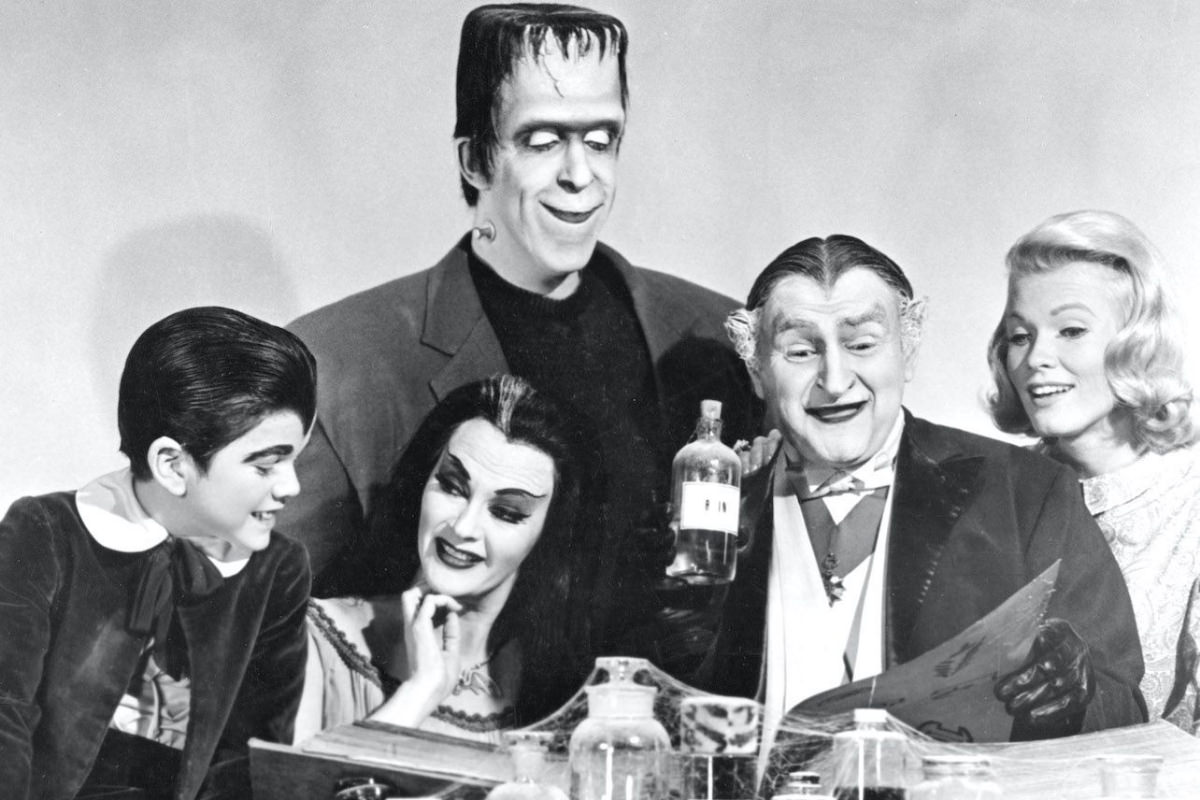 Behind the Scenes of ‘The Munsters’: Photos that Unveil the Enchanting World of the Iconic TV Show