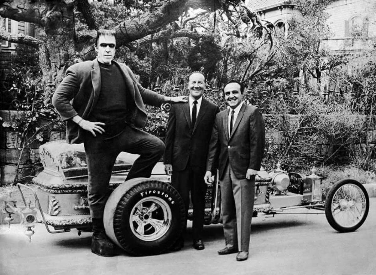 Behind the Scenes of ‘The Munsters’: Photos that Unveil the Enchanting World of the Iconic TV Show