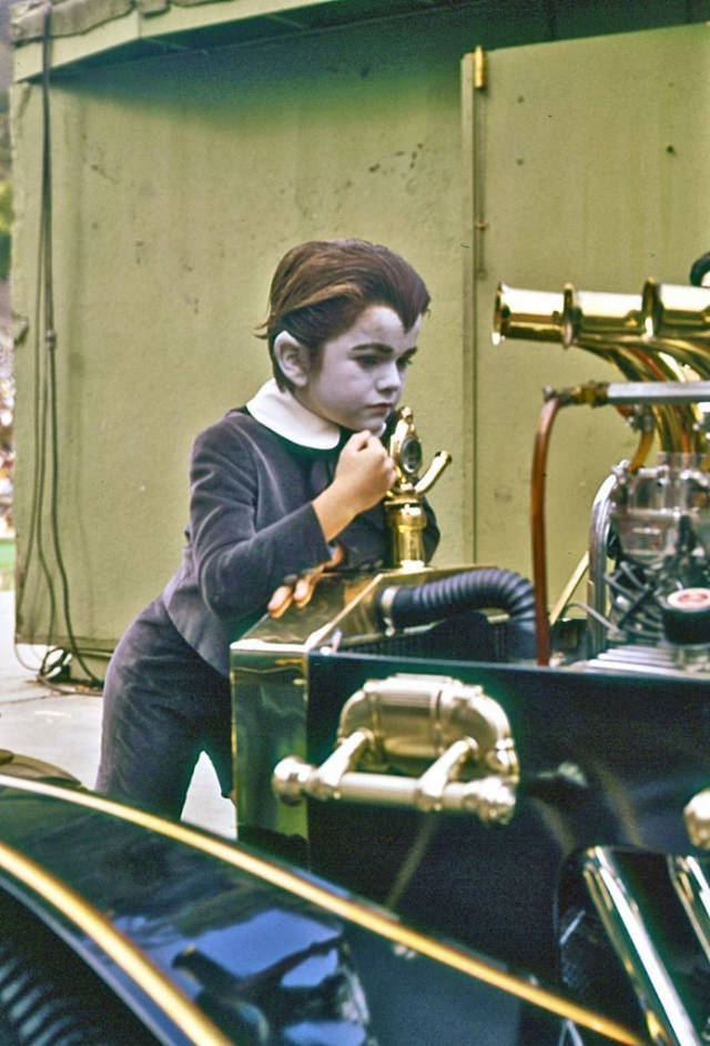 Behind the Scenes of ‘The Munsters’: Photos that Unveil the Enchanting World of the Iconic TV Show