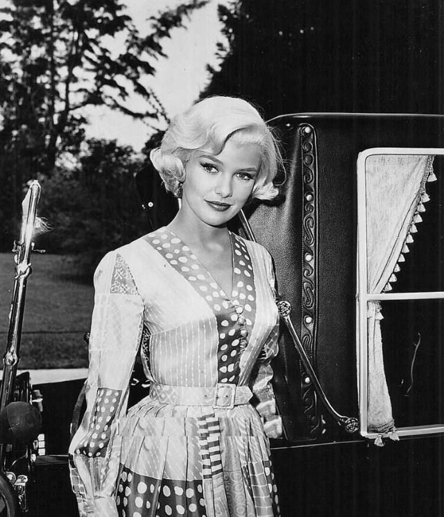 Behind the Scenes of ‘The Munsters’: Photos that Unveil the Enchanting World of the Iconic TV Show