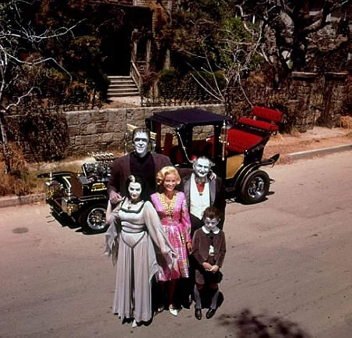 Behind the Scenes of ‘The Munsters’: Photos that Unveil the Enchanting World of the Iconic TV Show M