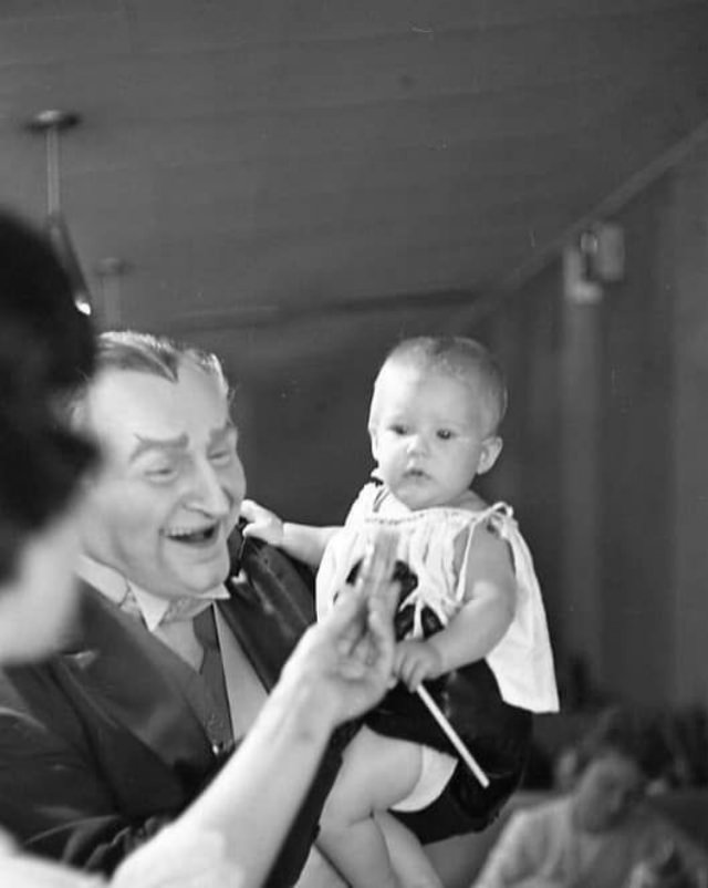 Behind the Scenes of ‘The Munsters’: Photos that Unveil the Enchanting World of the Iconic TV Show