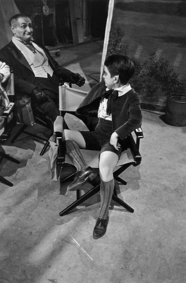 Behind the Scenes of ‘The Munsters’: Photos that Unveil the Enchanting World of the Iconic TV Show