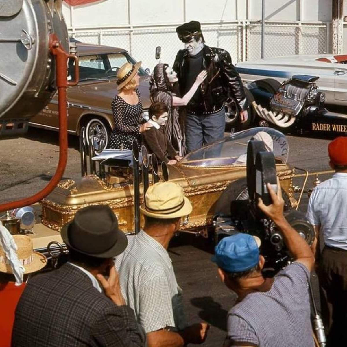 Behind the Scenes of ‘The Munsters’: Photos that Unveil the Enchanting World of the Iconic TV Show M