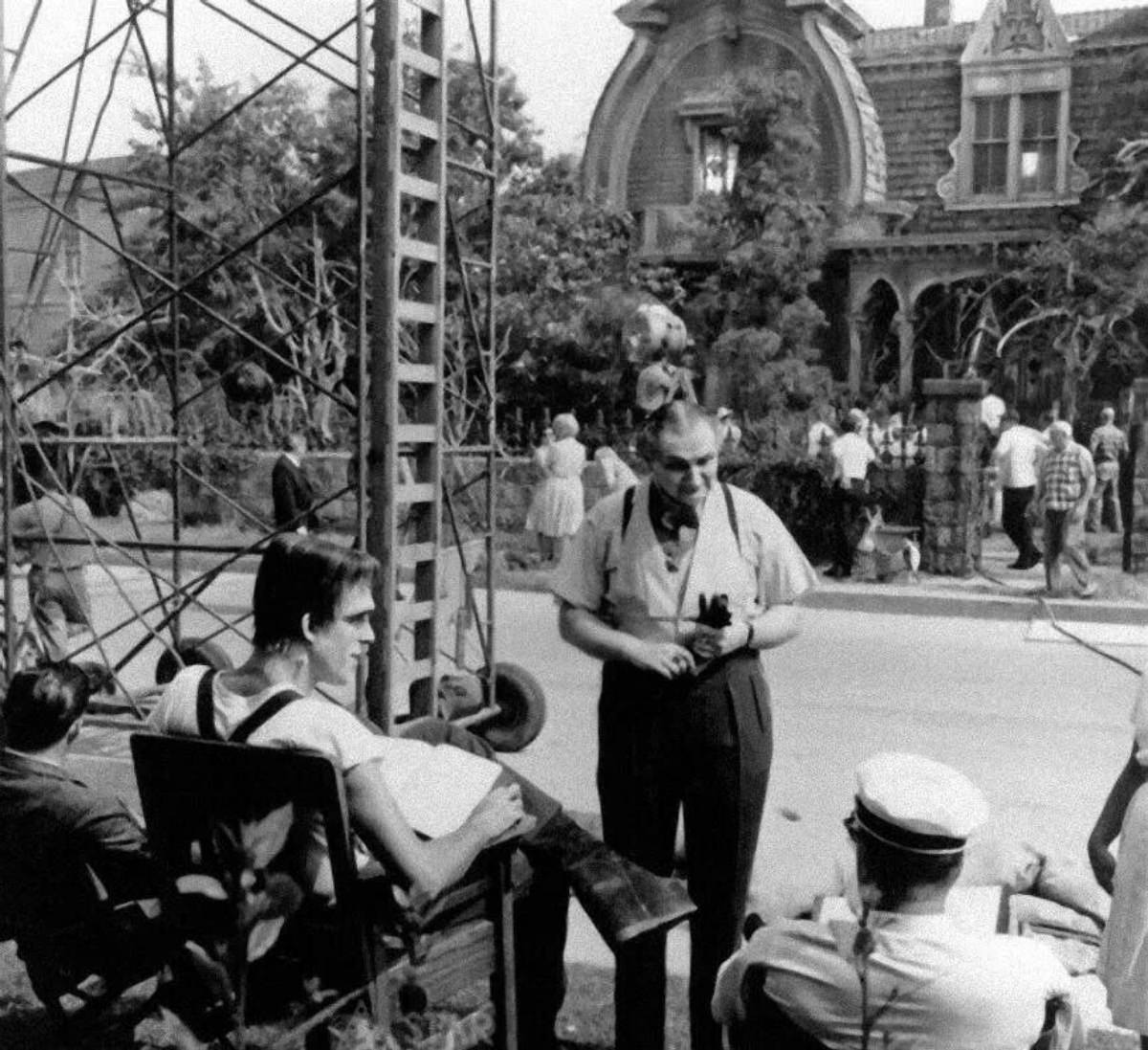 Behind the Scenes of ‘The Munsters’: Photos that Unveil the Enchanting World of the Iconic TV Show M