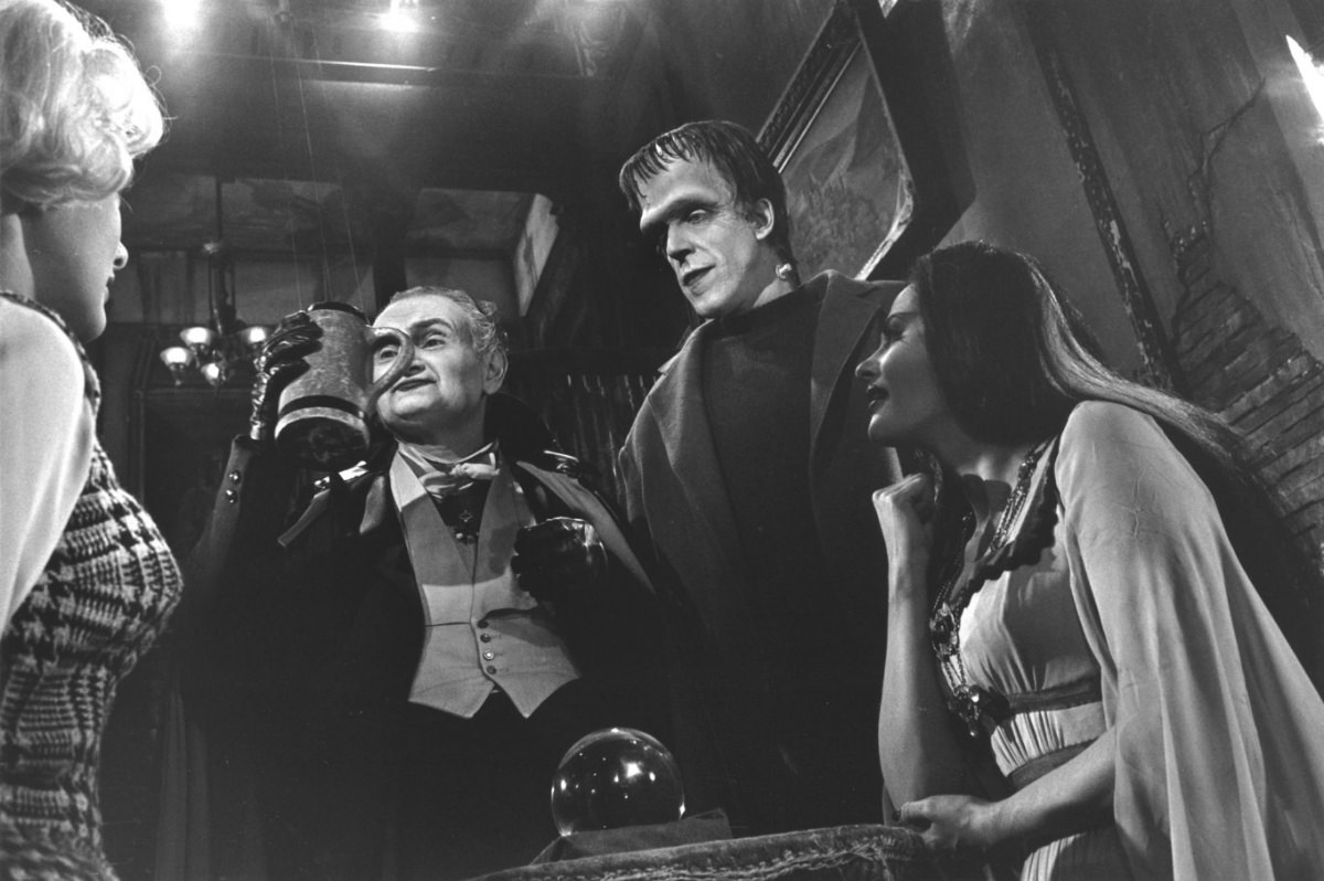 Behind the Scenes of ‘The Munsters’: Photos that Unveil the Enchanting World of the Iconic TV Show M