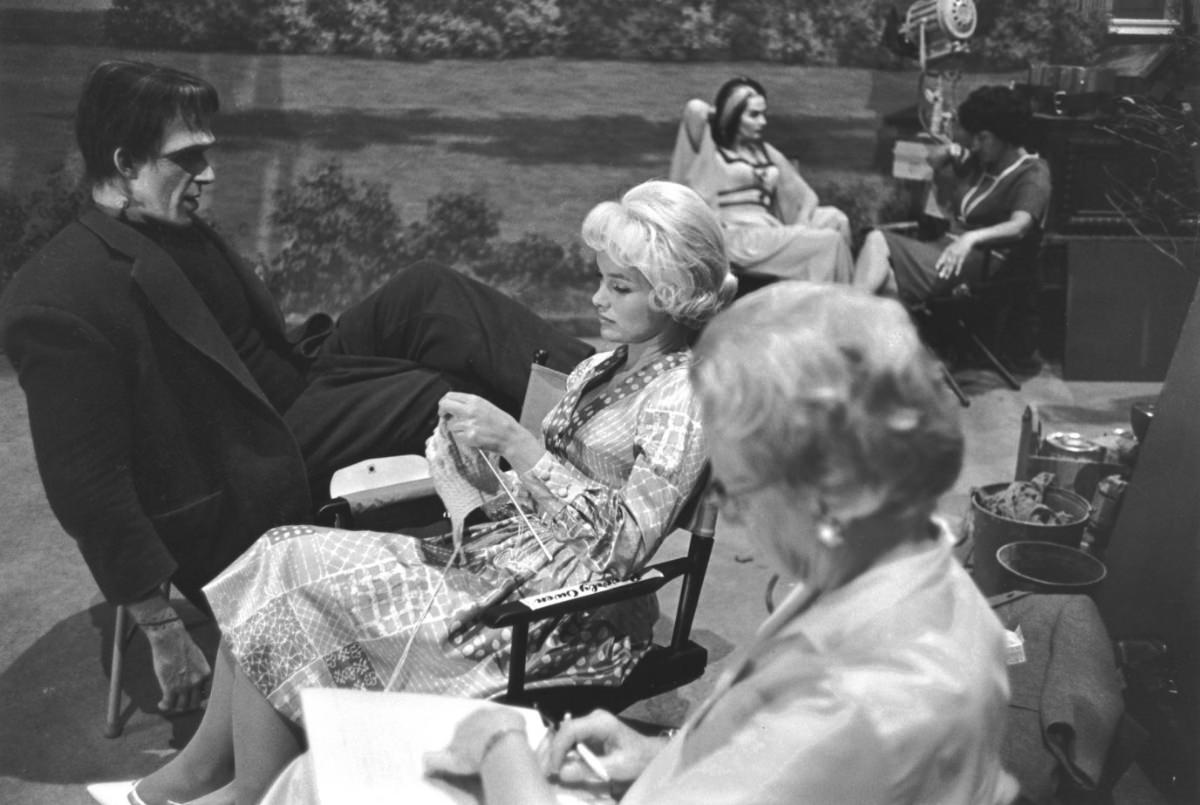 Behind the Scenes of ‘The Munsters’: Photos that Unveil the Enchanting World of the Iconic TV Show M