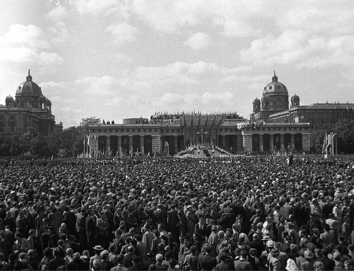 #21 Pontifical mass at the Heldenplatz during the Austrian Catholic Day in Vienna on September 12th, 1952.