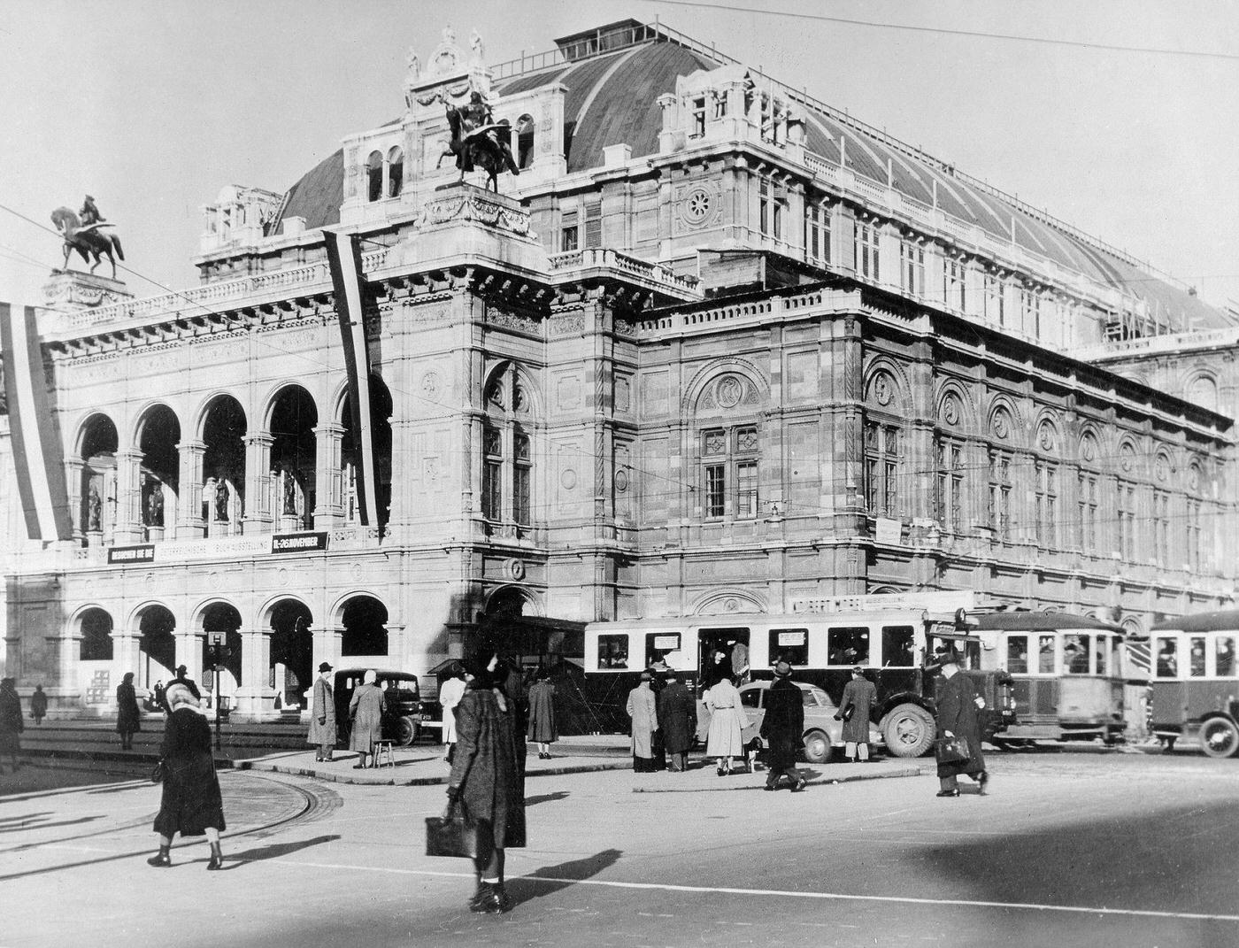 #24 Exterior view of the Vienna State Opera.