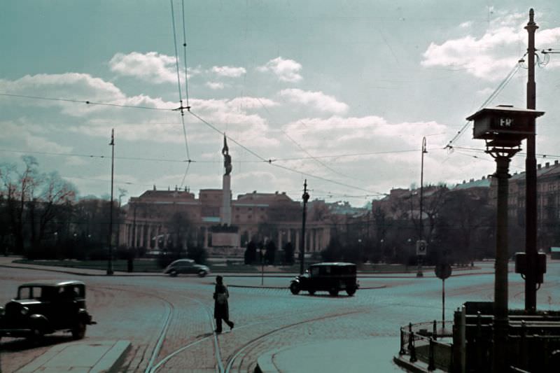 #70 Schwarzenbergplatz with old traffic light for the tram, 1950