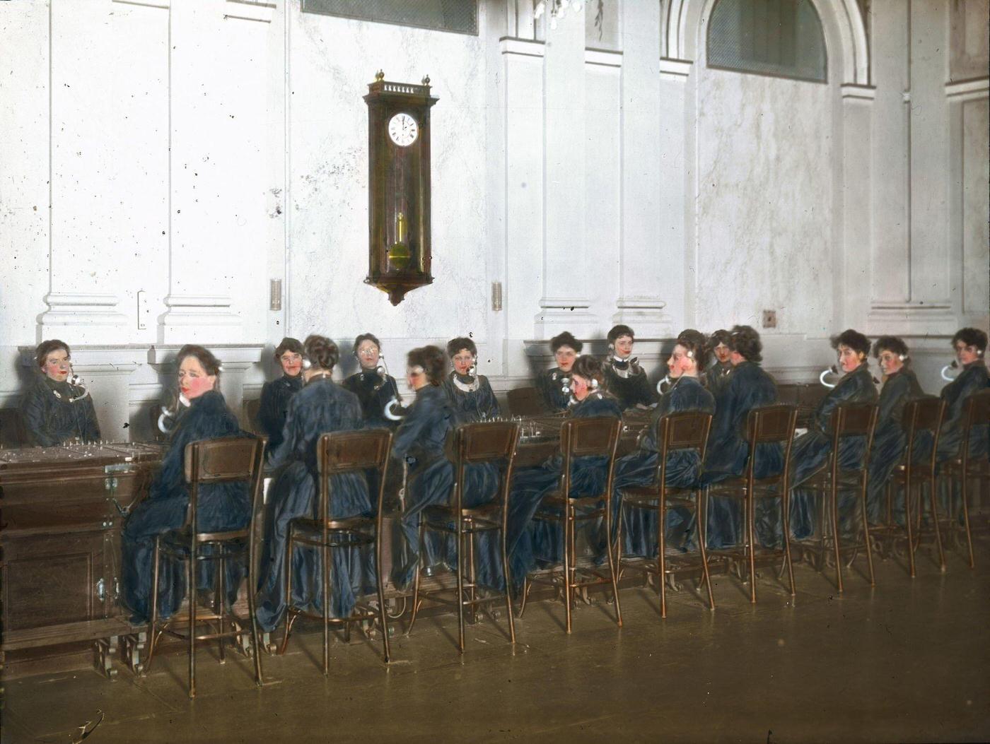 #17 Women telephone operators at the Viennese telephone exchange in Dreihufeisengasse, Vienna’s 6th district, 1900.