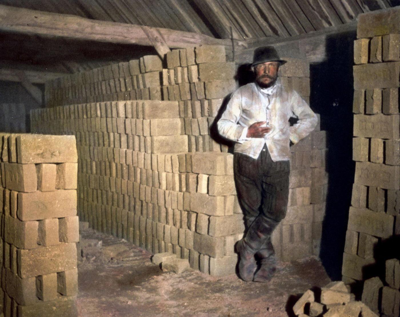 #32 Interior view of a brick-kiln from the lecture “Durch die Wiener Quartiere des Elends und Verbrechens.”, 1904.