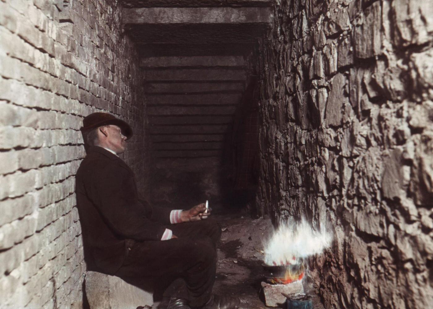 #33 Homeless person sitting by the fire from the lecture “Durch die Wiener Quartiere des Elends und Verbrechens, 1904.