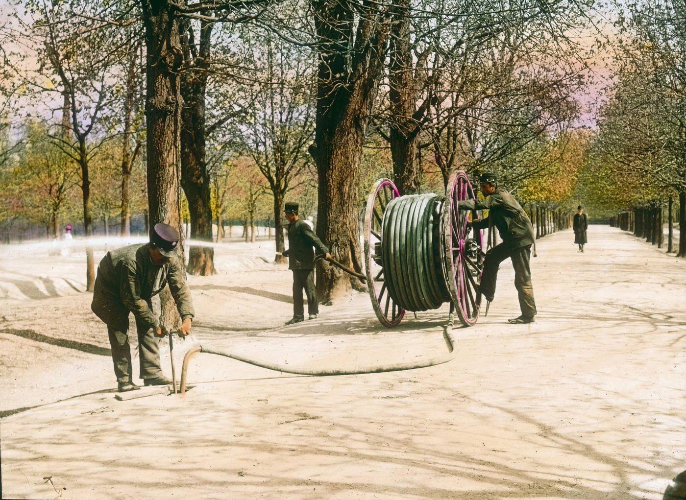 #42 Hydrant surface box in the Prater main avenue, 1905.