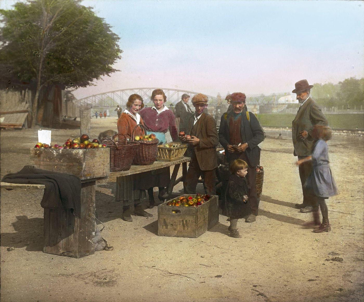 #50 Fruit market at the Nussdorfer Laende. Vienna, 1905.