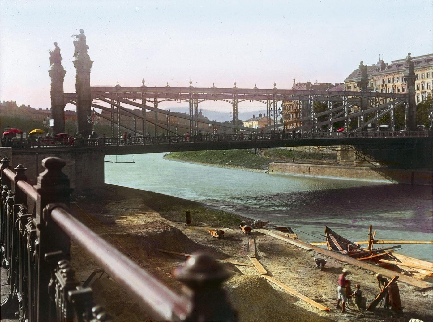 #52 The Augartenbruecke bridge, built in 1872 and destroyed in 1945. Inner City, Vienna, 1905.