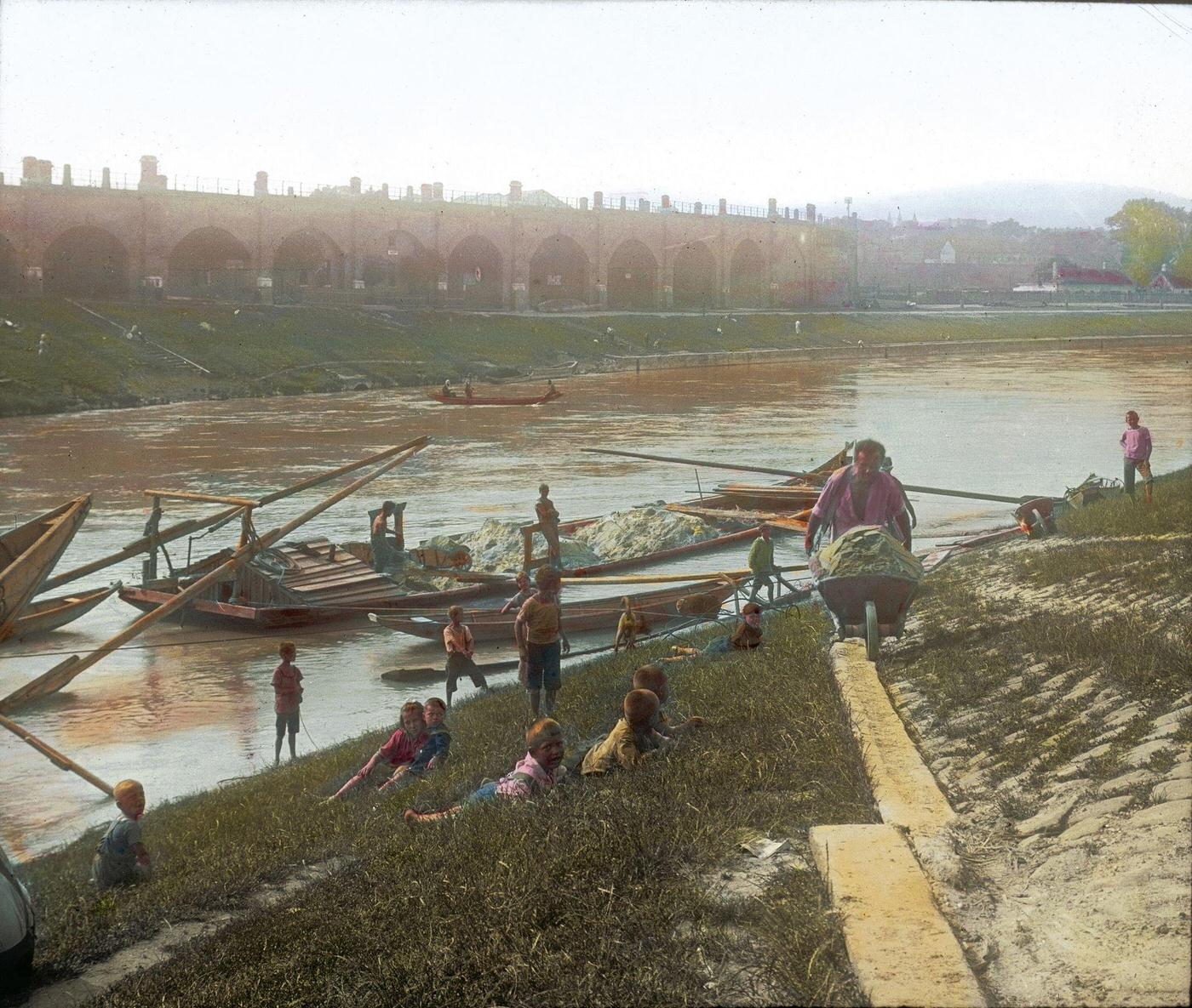 #54 Unloading sand from a barge at the Brigittenauer Laende, with a view of the Viennese Stadtbahn on the opposite bank, 1905.