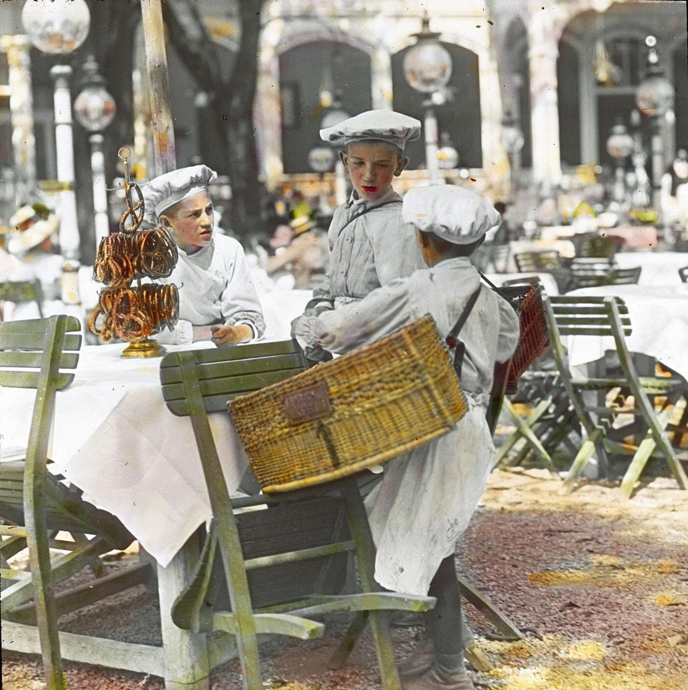 #80 Bread seller in a beer garden at the Viennese Wurstelprater. Vienna’s 2nd district, 1905