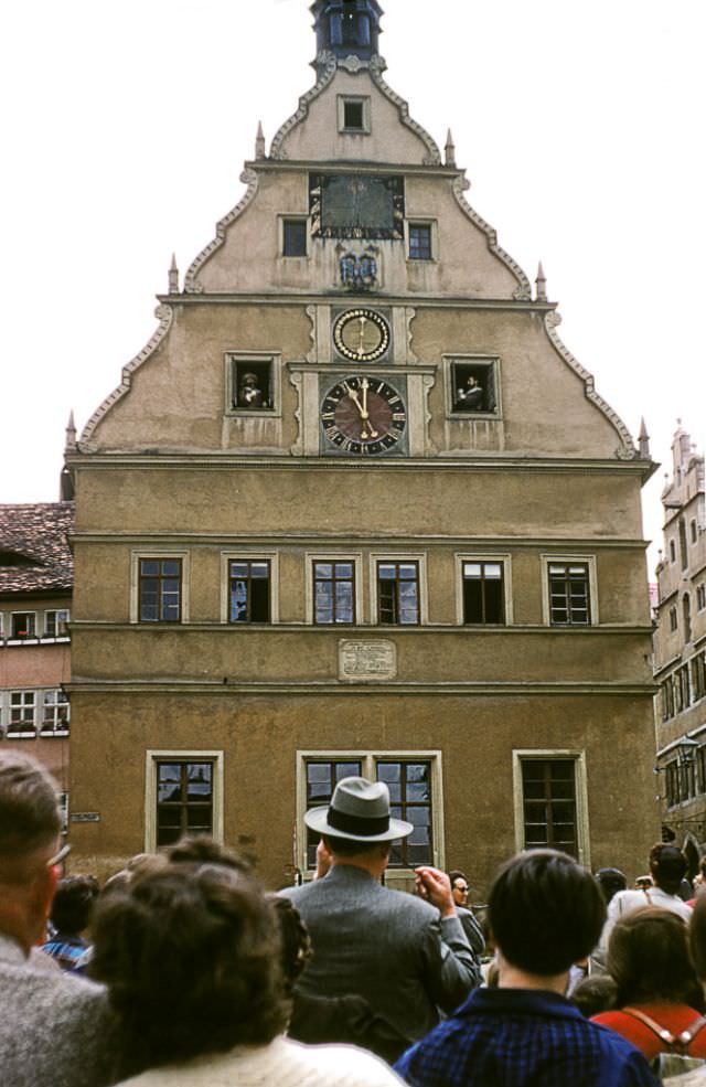 #85 People watching the mechanical clock strike the hour, Market Square, Rothenburg.