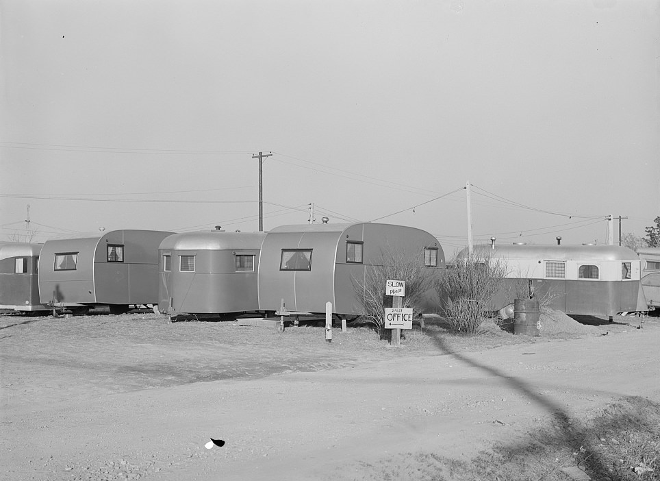 #19 Trailer sales office on U.S. 1 outside of Alexandria, Virginia, 1941