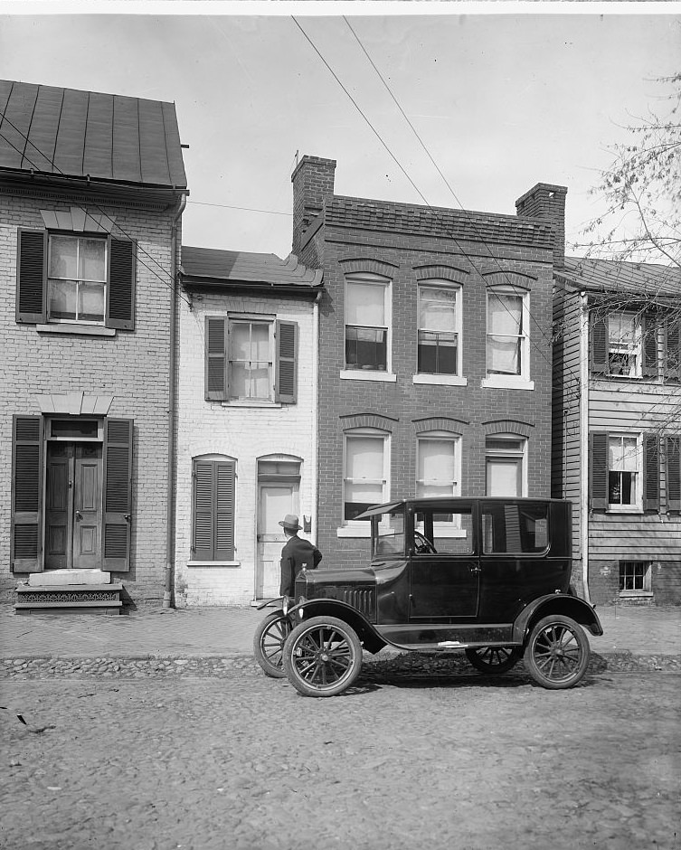 #7 Ford Motor Co., Ford Coupe at little house in, Alexandria, 1910s