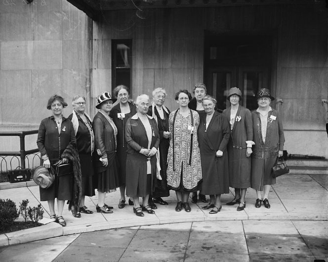 #51 D.A.R. of Virginia pay tribute to Unknown Soldier of Revolutionary War.