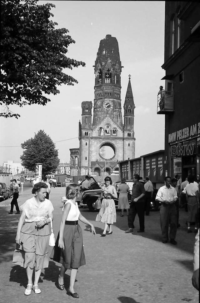 #148 View from Kantstrasse to the Kaiser Wilhelm Memorial Church.