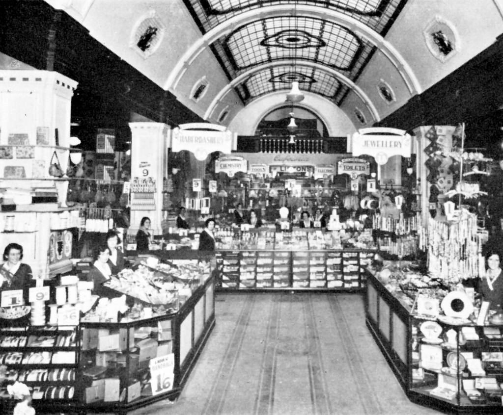 #65 Woolworths Plein street 1940’s.