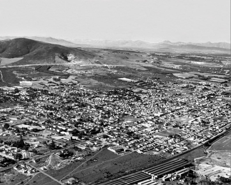 #32 N1 road under construction along the slopes of the Tygerberg Hills, 1949