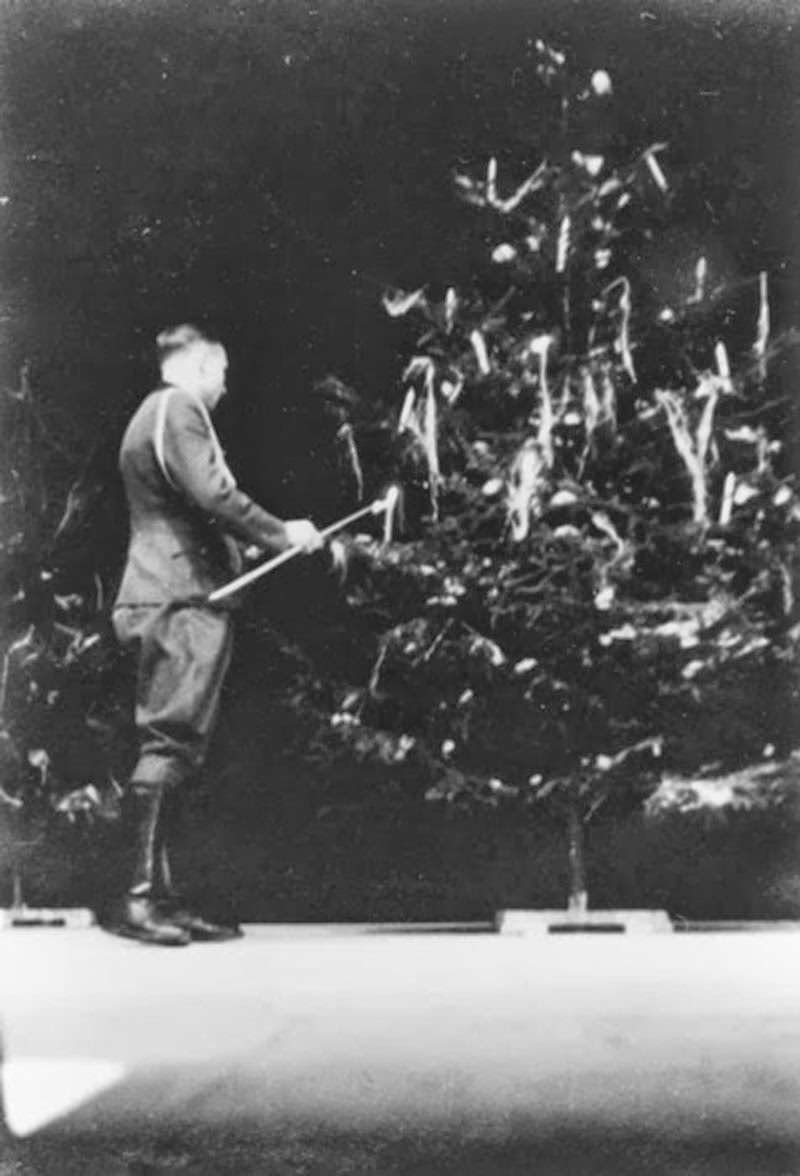 #14 Christmas 1944: Karl Höcker lights the candles of a Christmas tree.